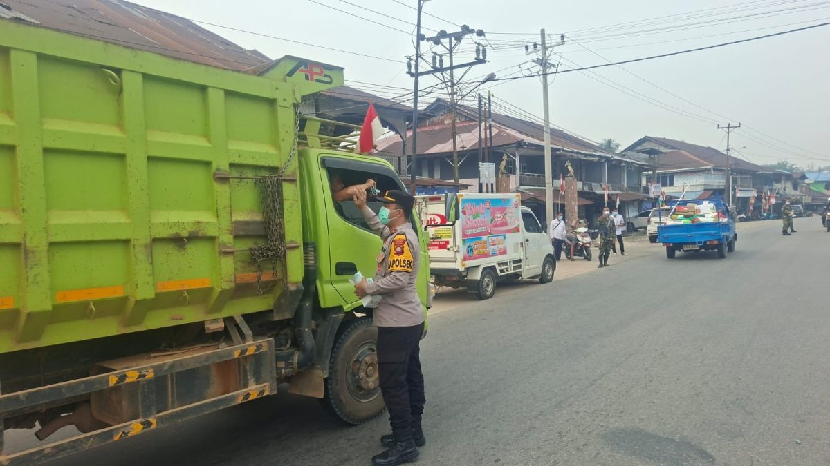 Forkopimca Mandor Bagikan Masker ke Pengguna Jalan, Antisipasi ISPA Akibat Kabut Asap di Landak