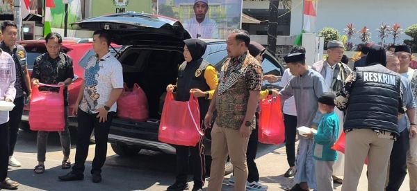 Polwan Satreskrim Polres Takalar Bagikan Ratusan Paket Makanan saat Jumat Berkah, Sekaligus Sosialisasi Bahaya Kejahatan