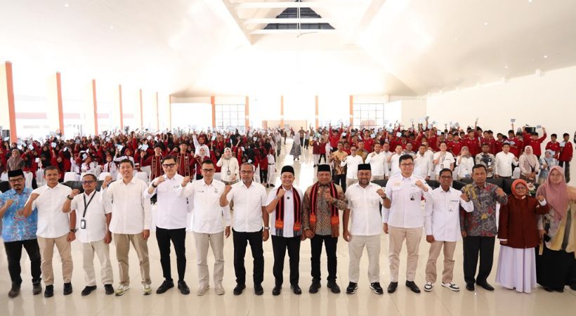 OJK Aceh Serahkan 1.150 Rekening Tabungan dan 1.000 Polis Asuransi untuk Pelajar Bireuen