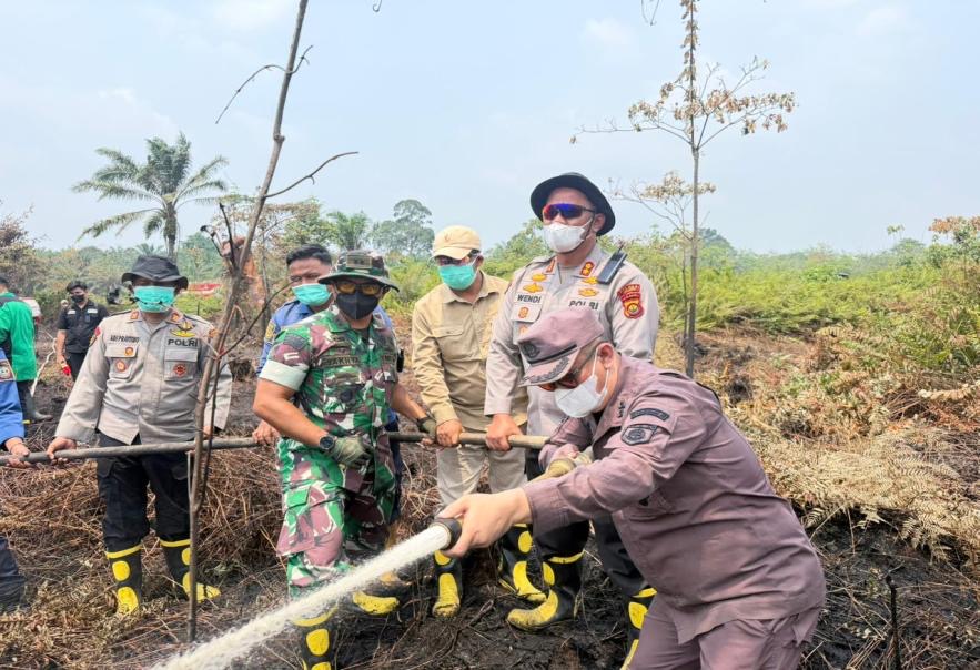 Kebakaran Lahan di Sarolangun Capai 50 Hektare, Tim Gabungan TNI-Polri Padamkan Api di Desa Sungai Abang