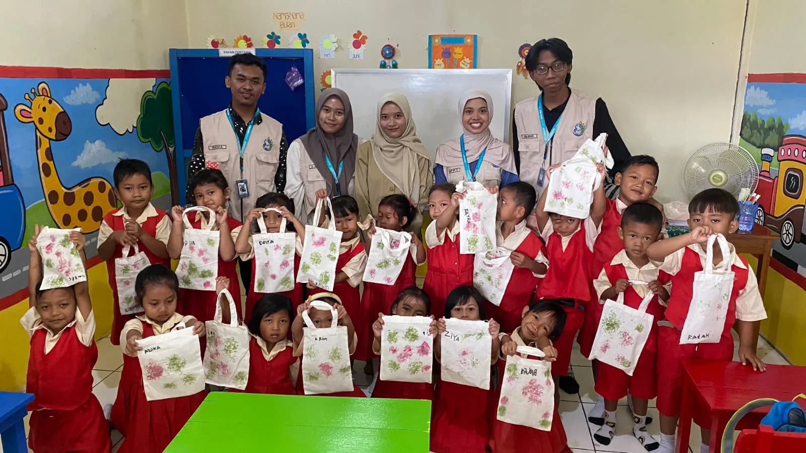 KKN UIN Walisongo Ajarkan Ecoprint ke Siswa TK di Kendal, Batik Daun Jadi Bekal Cinta Lingkungan Sejak Dini