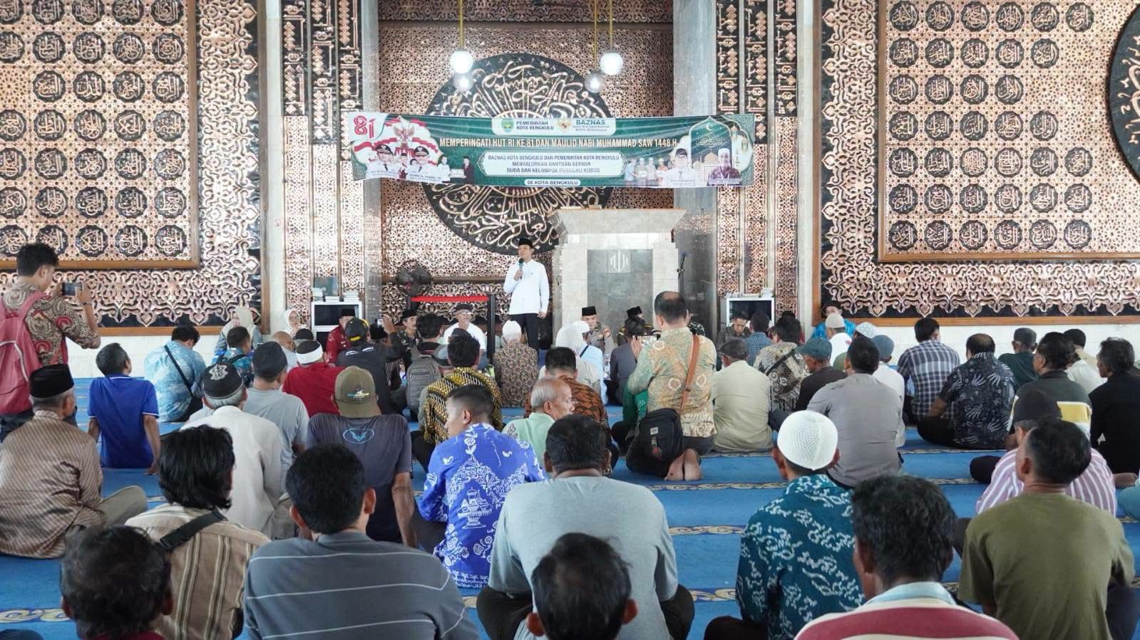 Pemkot Bengkulu Bagikan Paket Sembako untuk Duda dan Penggali Kubur di Masjid Agung At-Taqwa