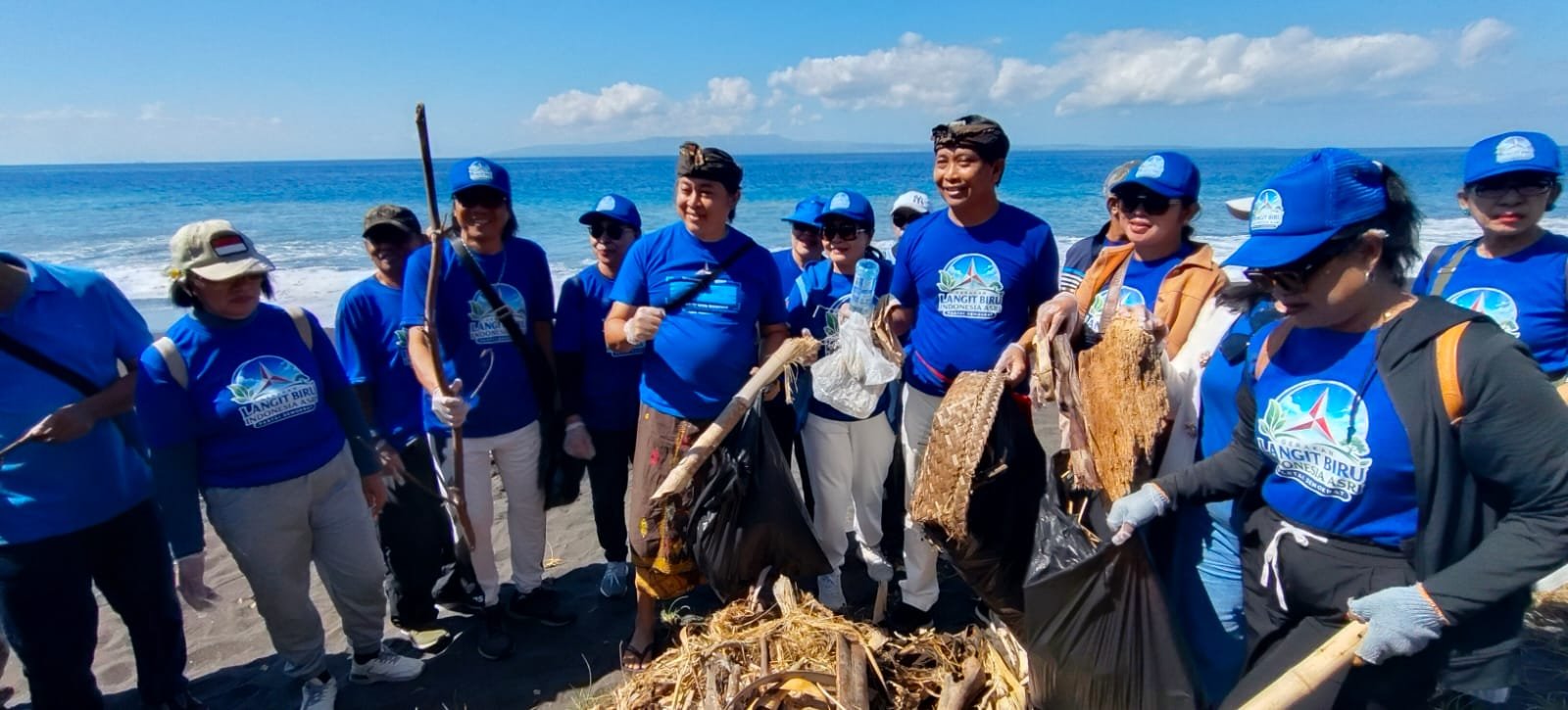 Partai Demokrat Bali Peringati HUT Ke-25 dengan Bersih-bersih Pantai Goa Lawah, Klungkung
