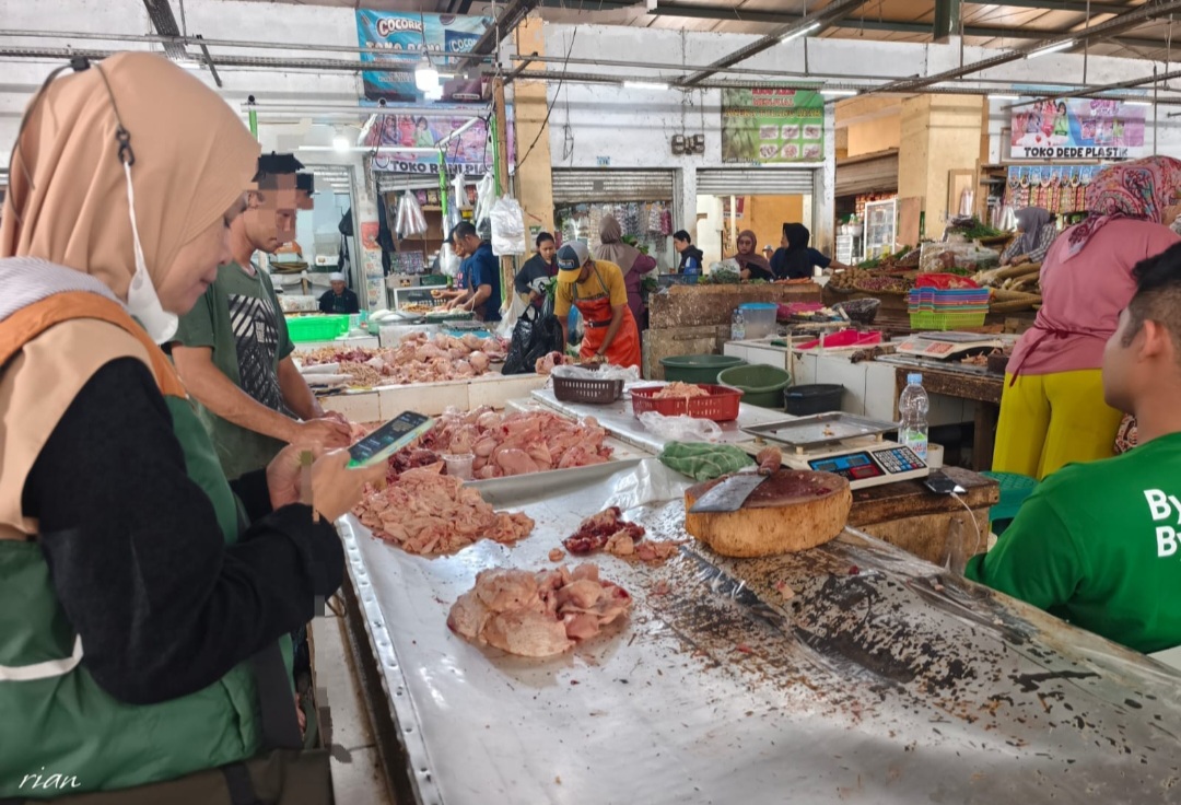 Diskannak Garut Sidak Daging Ayam di Pasar Leles dan Kadungora, Uji Formalin hingga Telusuri Sertifikat Halal Juru Sembelih