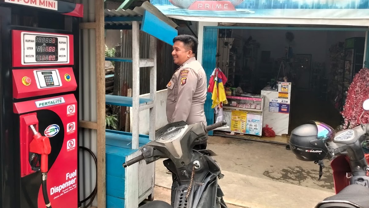 Personil Polsek Silat Hulu Patroli ke Kios, Cek Stok dan Harga BBM Eceran