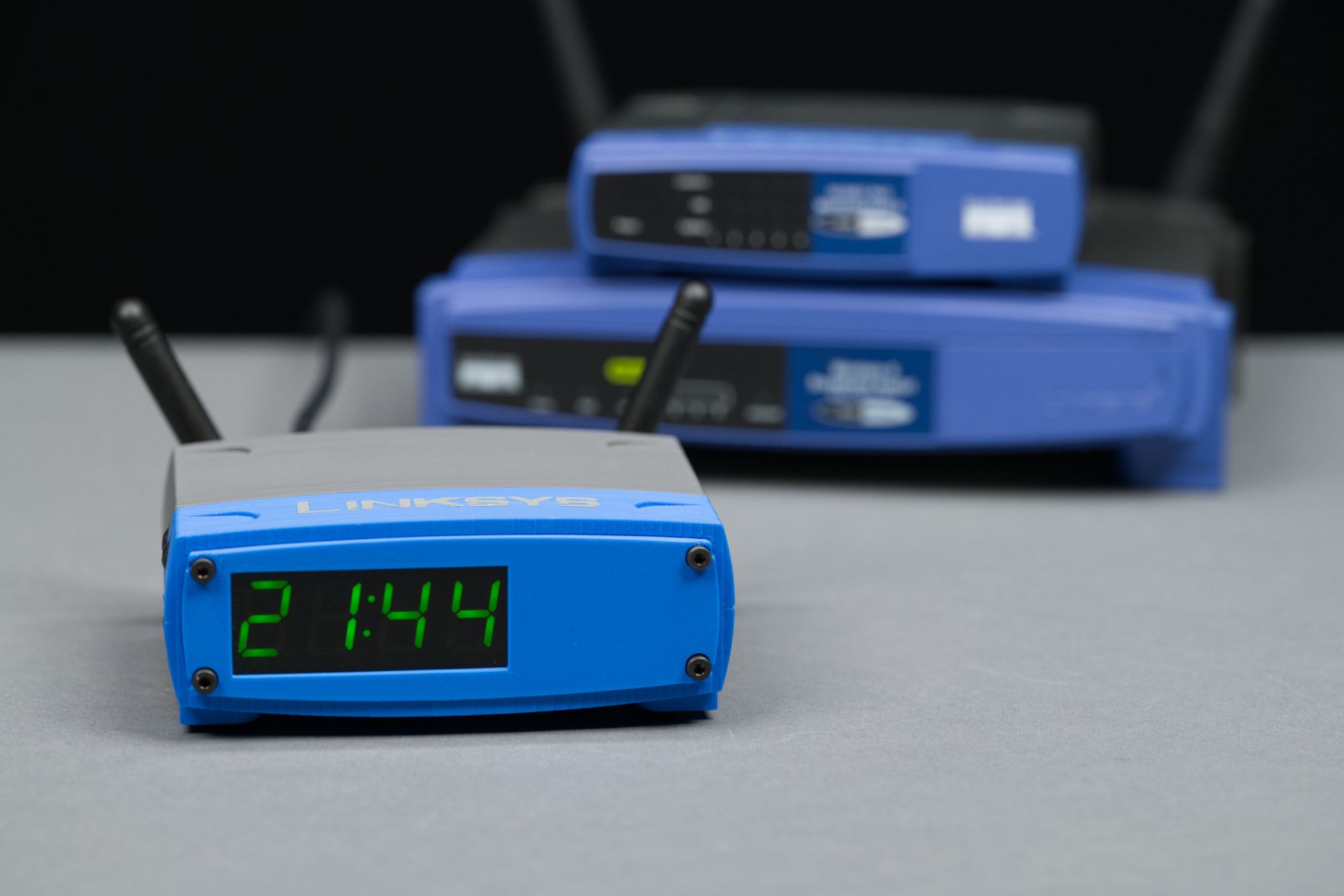 Jam Alarm Miniatur Router Linksys WRT-54G Ini Bisa Dibuat Sendiri, Antenanya Fungsional