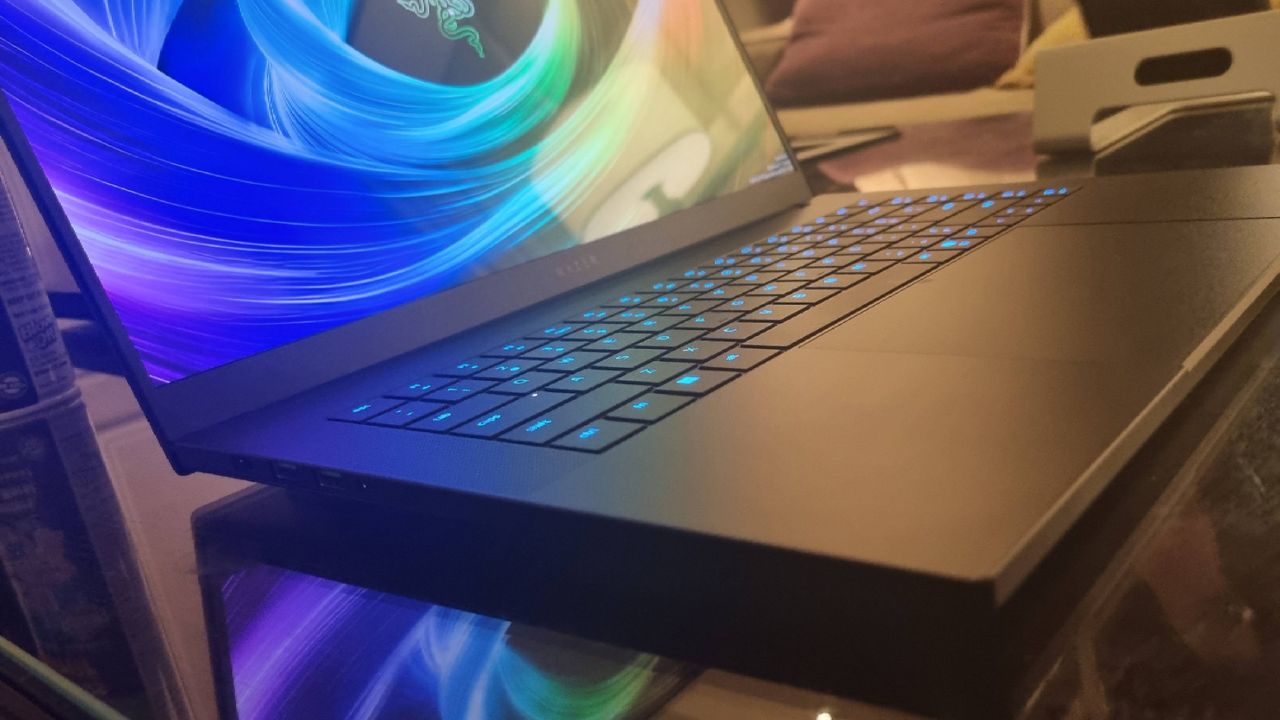 Pembeli Laptop di Eropa Untung Besar, Pesan RTX 5080 Malah Dikirim Razer Blade 18 RTX 5090