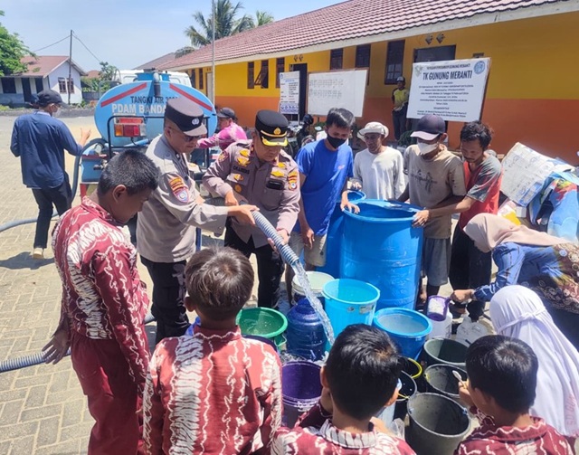 Kemarau Kalsel, Polsek Banjarmasin Selatan Kerahkan 3 Armada Tangki Air Bersih untuk Warga Mantuil