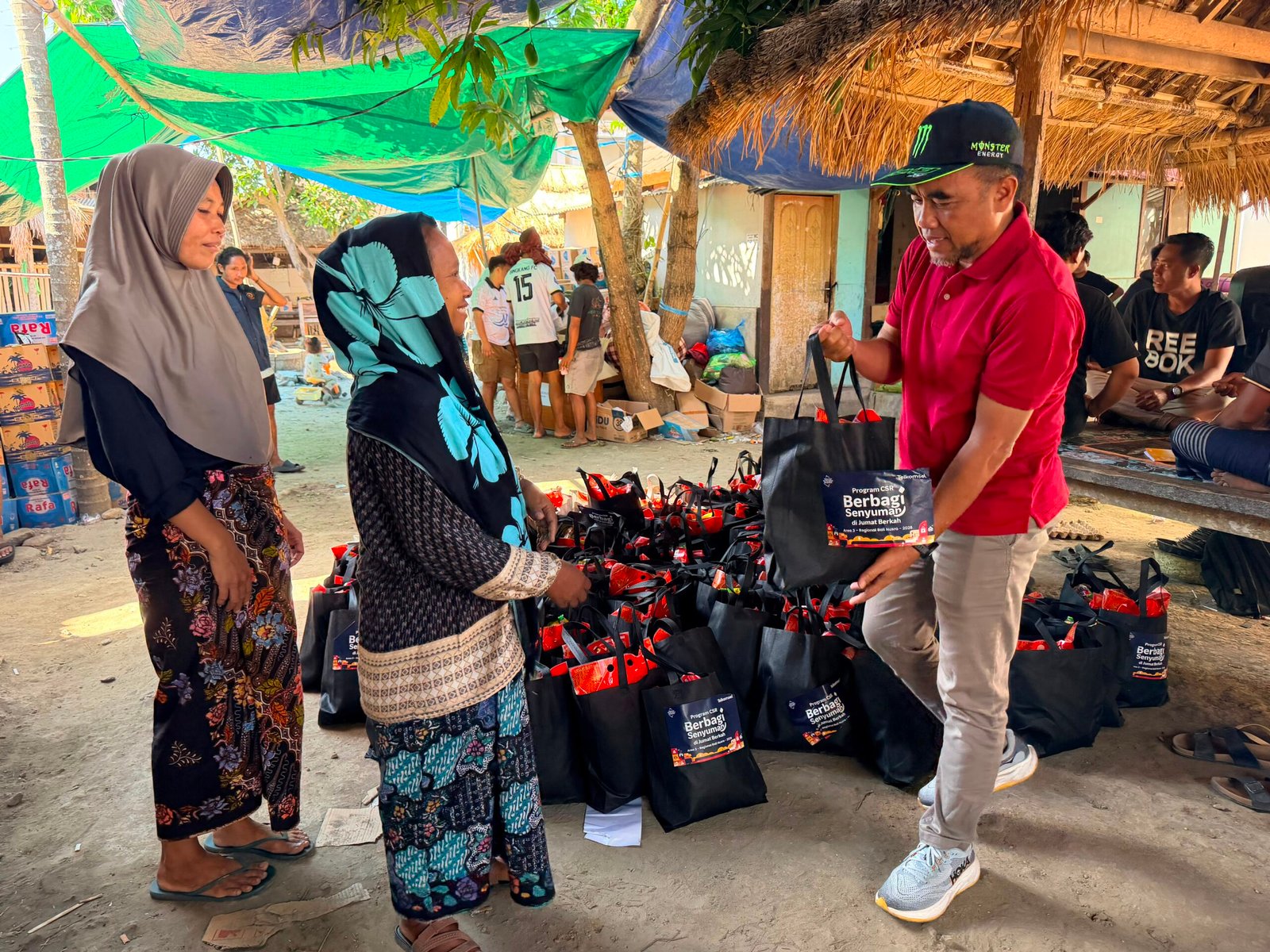 Telkomsel Salurkan Ratusan Paket Sembako ke Warga Desa Adat Sade Lombok Tengah yang Terdampak Musibah