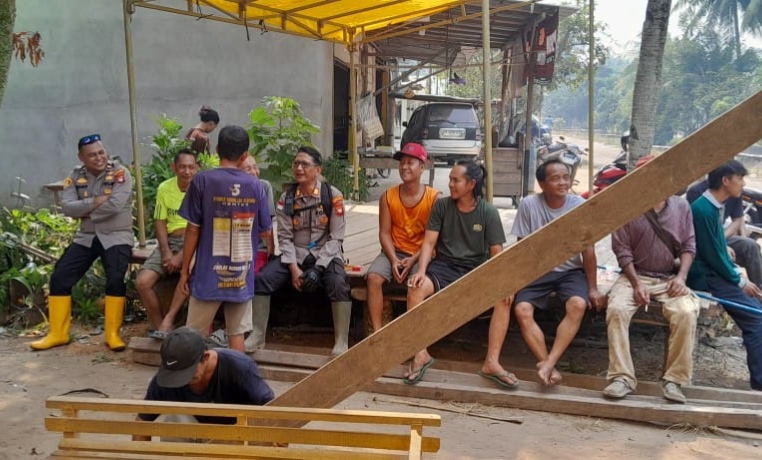 Polsek Sungai Raya Bagikan Masker ke Warga saat Sosialisasi Cegah Karhutla di Musim Kemarau