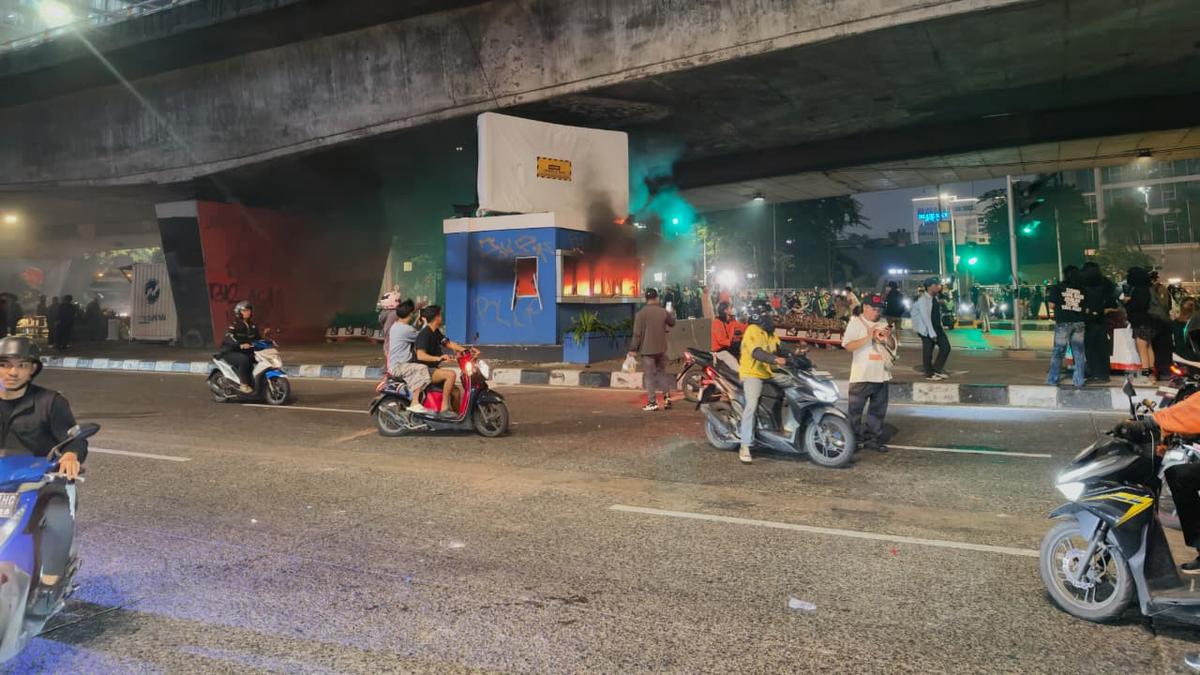Pos Polisi Slipi Kembali Dibakar Massa, Ini Jejak Rusaknya yang Terulang