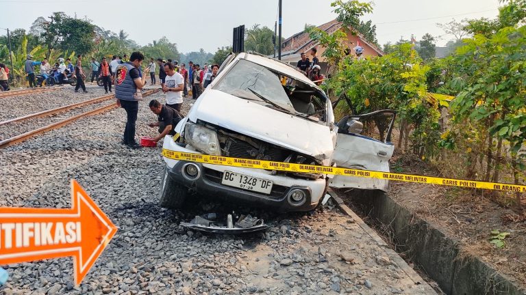 4 Orang Tewas Ditabrak Kereta Api di Prabumulih, Minibus Terpental 15 Meter dari Rel