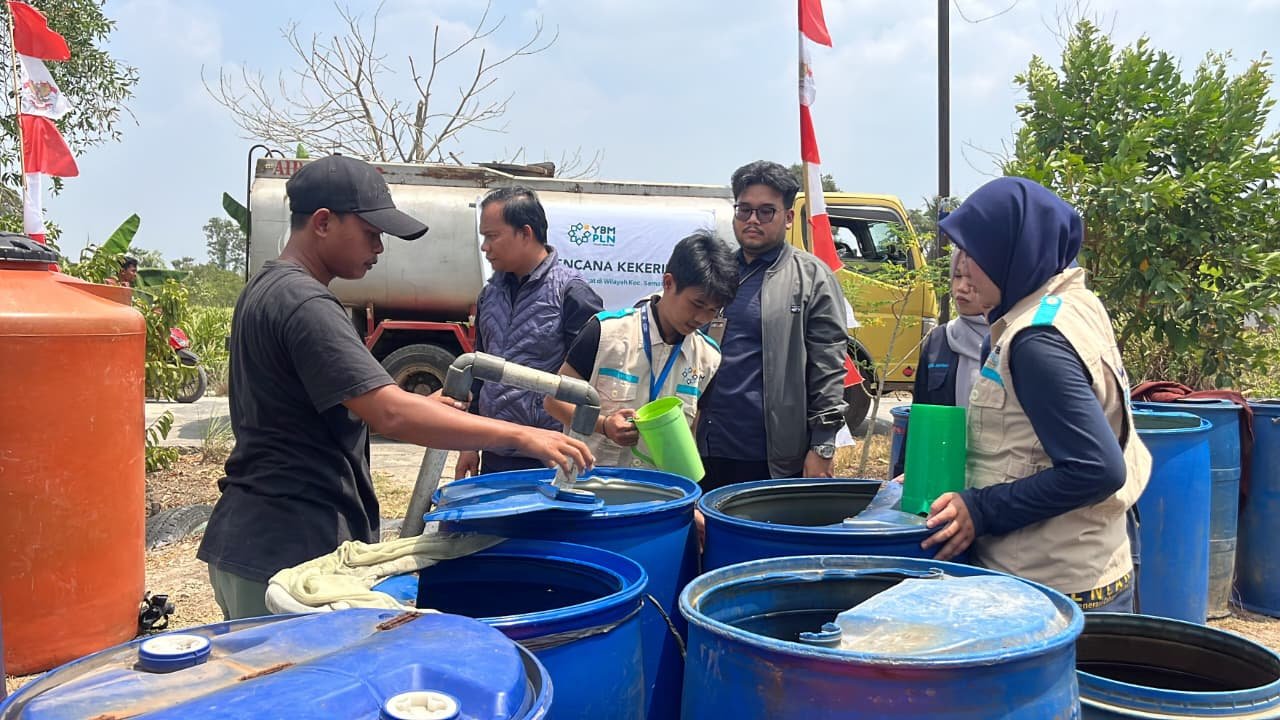 Kekeringan Melanda Palembang, 94 KK di Sukamulya Krisis Air Bersih, YBM PLN Salurkan Bantuan ke RT 15