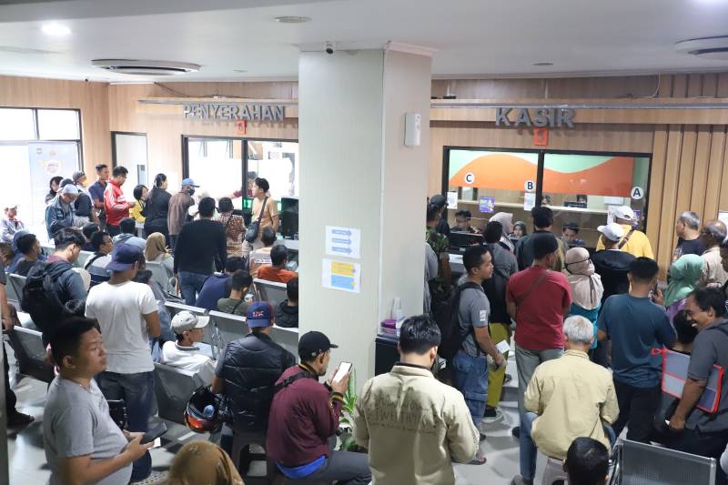 Samsat Cikokol Dipadati Wajib Pajak, Pemprov Banten Hapus 100 Persen Denda dan Beri Diskon 5 Persen
