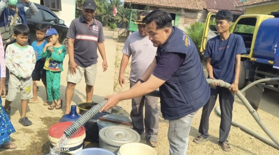 8.000 Liter Air Bersih dari Karang Taruna Mengalir ke Muaro Jambi: Warga Desa Puding Terdampak Kemarau dan Karhutla