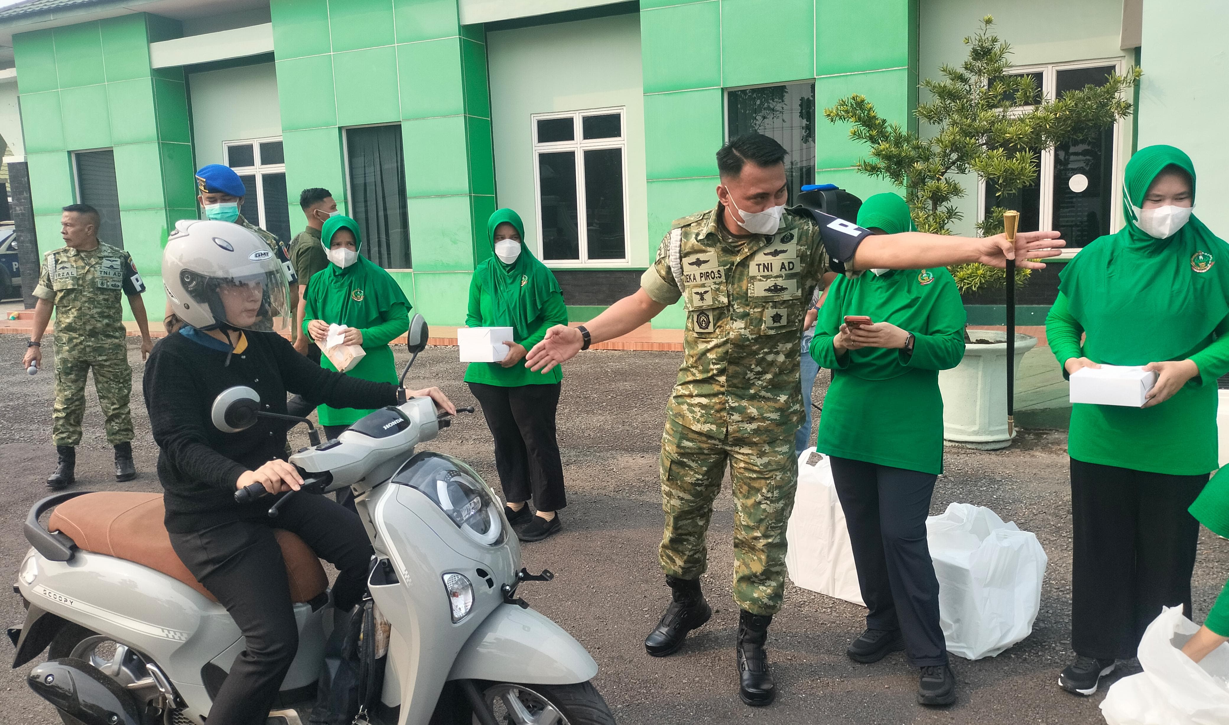 Kabut Asap Karhutla Selimuti Kota Jambi, Denpom II/2 Bagikan 1.500 Masker ke Warga dan Pengendara