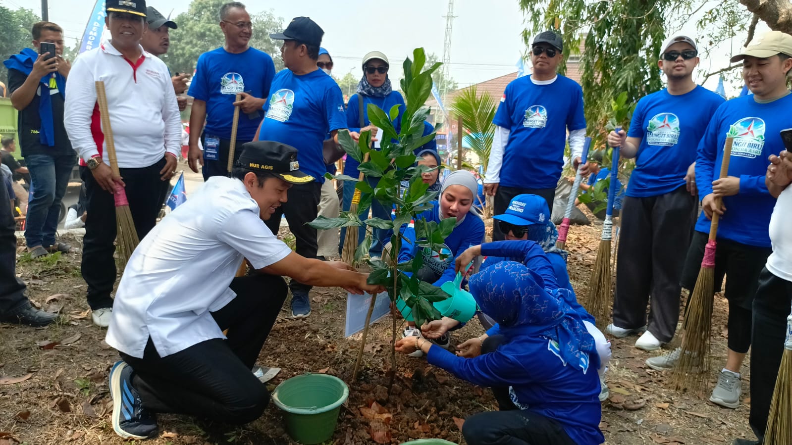 Demokrat Kota Serang Tanam Pohon dan Tebar 10.000 Benih Ikan di Situ Ciwaka, Target Jadi Wisata Hijau
