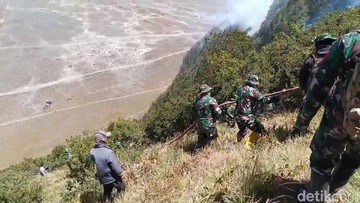 Kebakaran Bromo Mulai Terkendali, Ratusan Petugas Gabungan Dikerahkan ke Probolinggo