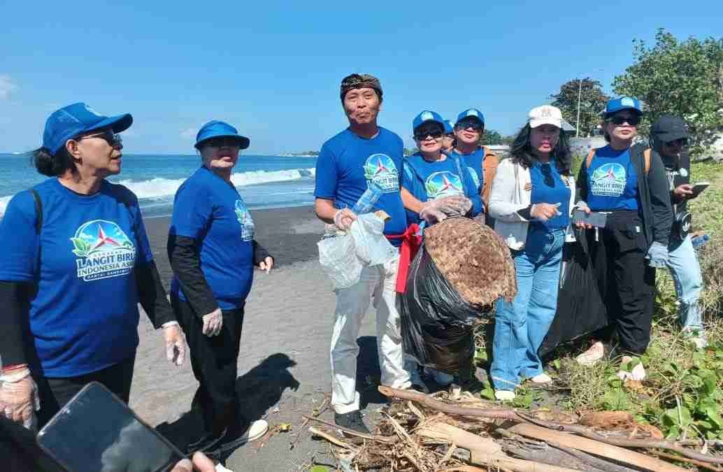 Ratusan Kader Demokrat Bali Bersihkan Pantai Goa Lawah Usai Purnama, Sekaligus Putar Roda Ekonomi UMKM Klungkung