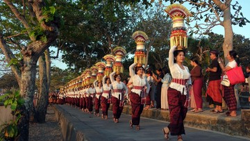 Parade Mapeed Tanah Lot 2026: 23 Desa Adat Tampilkan Gebogan dan Seni Budaya Bali