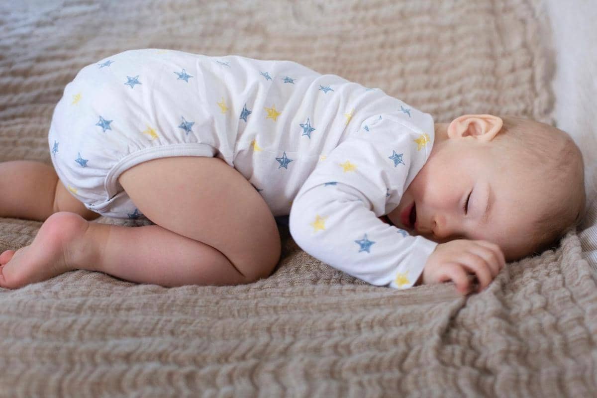 Posisi Tidur Nungging pada Bayi: Penyebab dan Manfaatnya