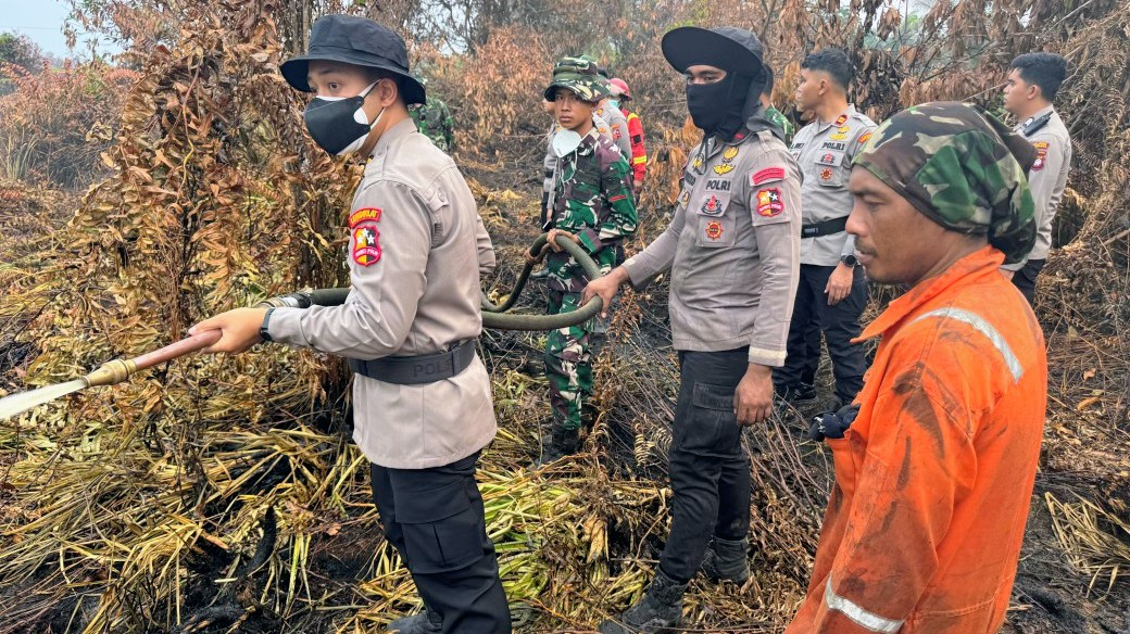Tim Gabungan Polri dan Mahasiswa STIK Sosialisasi Karhutla Door to Door ke Rumah Warga di Kayong Utara, Ini Imbauannya