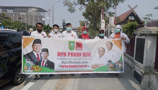 Projo Riau Bagikan 7.000 Masker di Bundaran Depan Kantor Gubernur, Antisipasi Kabut Asap Pekanbaru