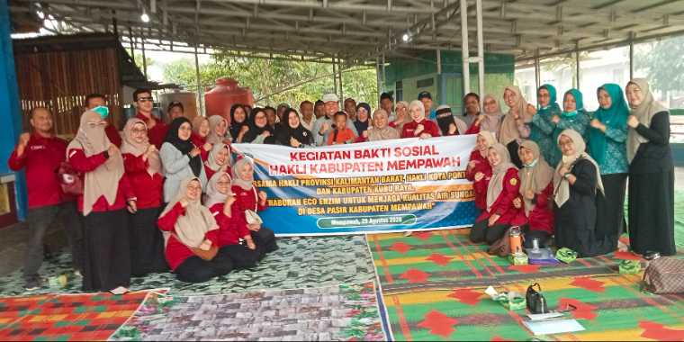 HAKLI Mempawah Tebar Eco-Enzim di Sungai Desa Pasir, Warga Diajak Olah Limbah Organik Jadi Pembersih Alami