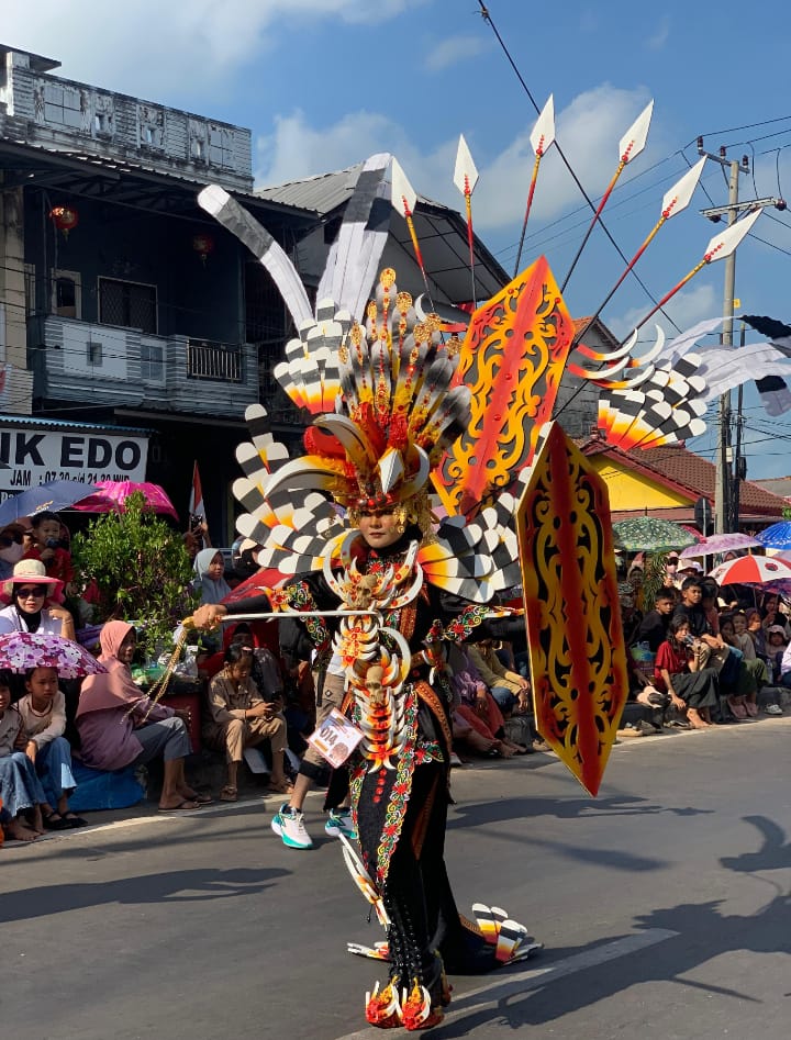 Andira Putri, Siswi SMP Muhammadiyah Toboali, Juara 1 Karnaval Fashion Nusantara dengan Filosofi Burung Rangkong
