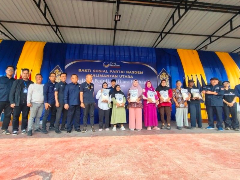 NasDem Bagikan 1.100 Sak Beras Premium ke Warga Tarakan di Penutupan Konsolidasi se-Kaltara, Saan Mustopa Hadir