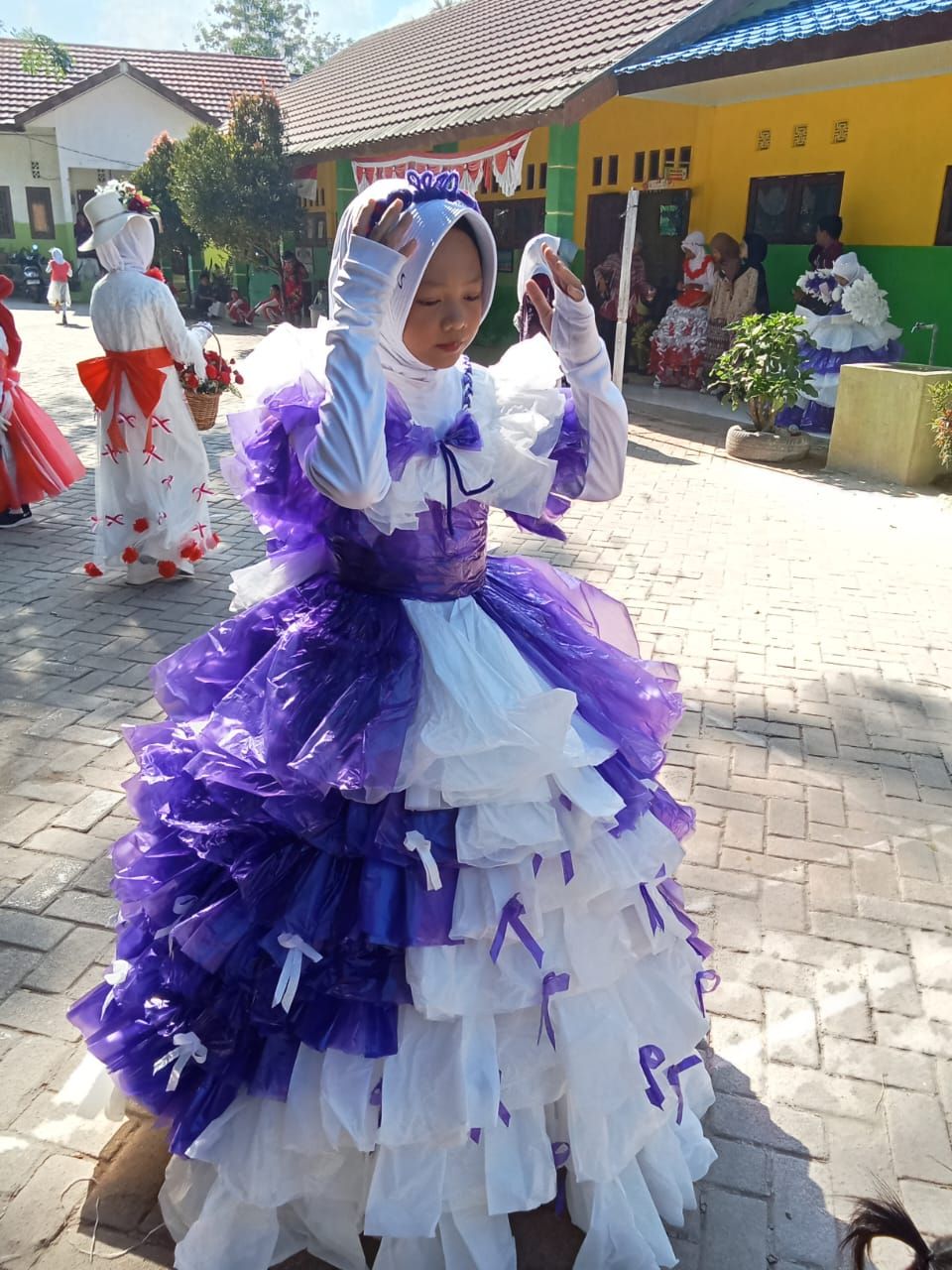 Karnaval dan Fashion Show Daur Ulang 114 Siswa SDN Gunung Sari Meriahkan HUT RI di Kotabaru