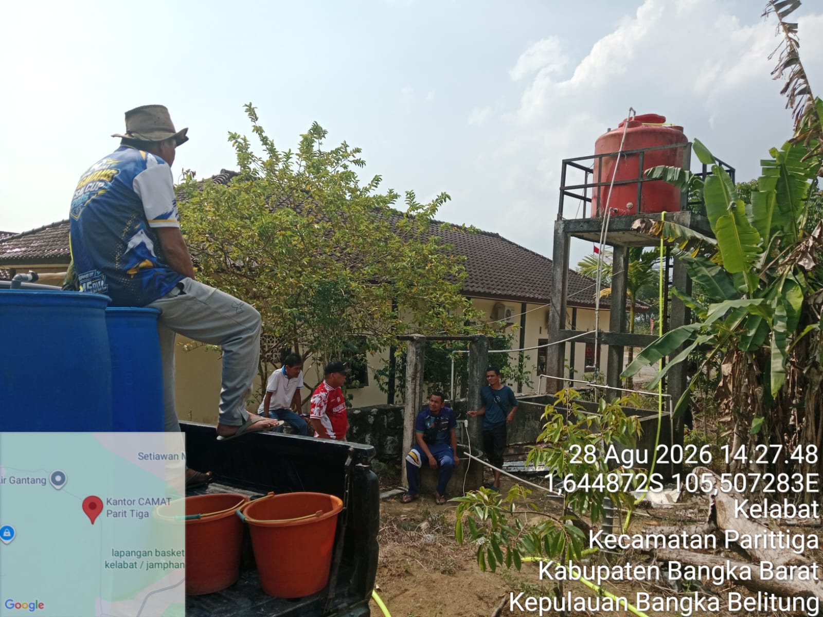 Warga Parit Tiga Terdampak Kemarau, Hasbullah dan Relawan Bagikan 4.000-5.000 Liter Air Bersih Gratis Tiap Hari
