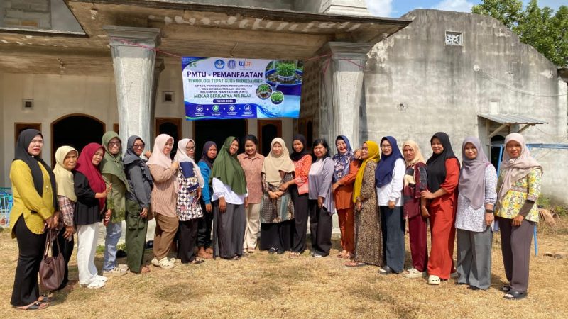 UBB Kenalkan Budikdamber ke KWT Mekar Berkarya di Desa Air Ruai, Solusi Atasi Kendala Nutrisi Hidroponik