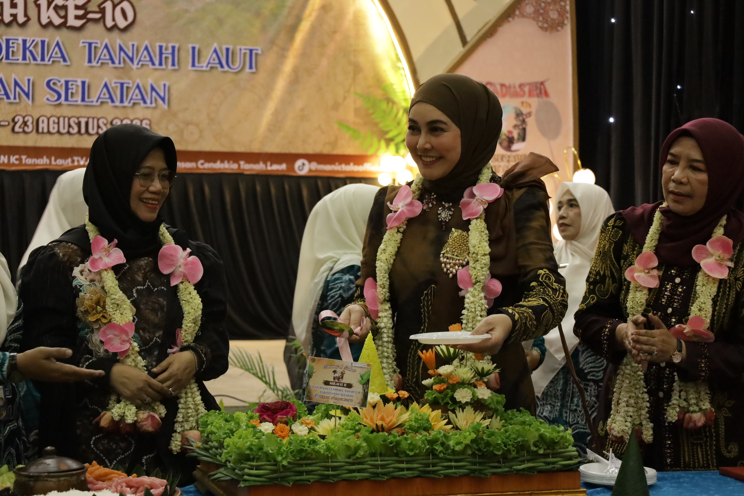 Ketua TP PKK Tanah Laut Hj. Dian Rahmat Ingatkan Siswa MAN IC Tala Saring Informasi Sebelum Sharing di Medsos