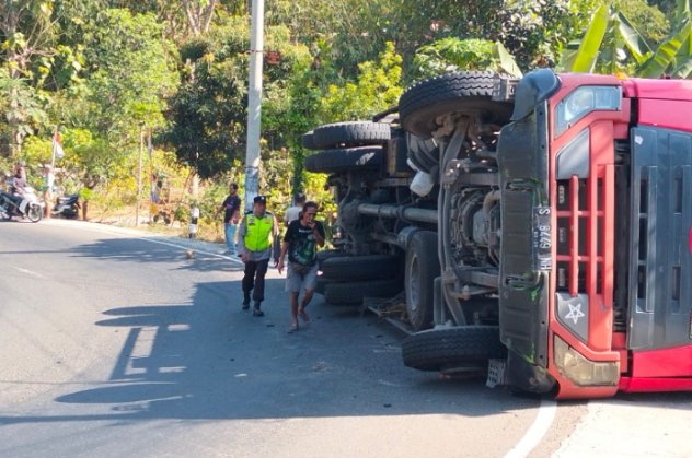 Truk Fuso Muat Triplek Terguling di Tikungan Tanjakan Ngasemlegi Jatisrono Wonogiri, Sopir Asal Pacitan Selamat