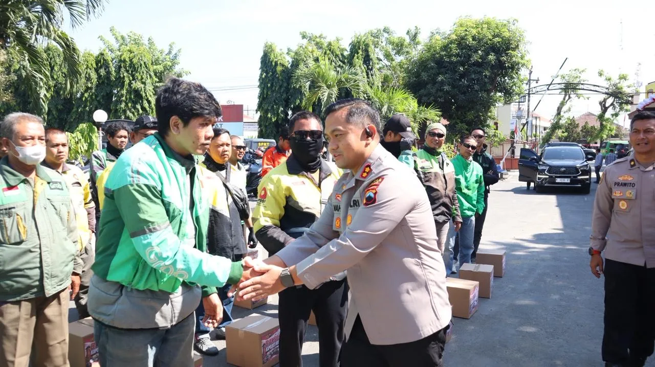 Polres Kudus Bagikan 350 Paket Sembako ke Pengemudi Ojol, Kapolres: Jangan Dilihat dari Besarnya