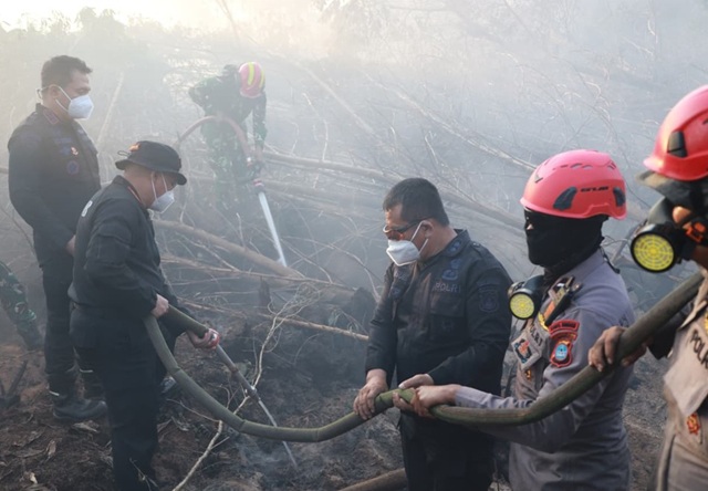 Polda Kalsel Padamkan Karhutla Gambut Guntung Damar dengan Pipa Suntik dan Kolam Bioflok, 50 Unit Disiapkan