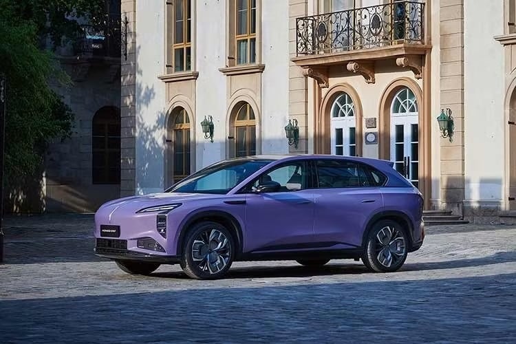 Hongqi EHS7 Pakai Sunroof Surya Perovskit, Bisakah Tambah Jarak Tempuh 80 Km?