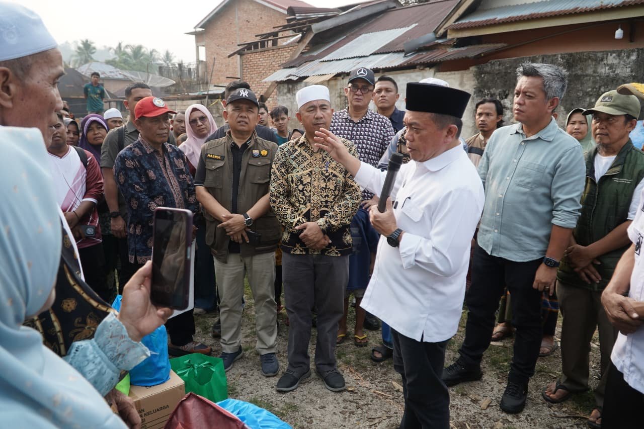 Kebakaran di Desa Buat Bungo Hanguskan 10 Rumah, Gubernur Jambi Al Haris Serahkan Bantuan Langsung