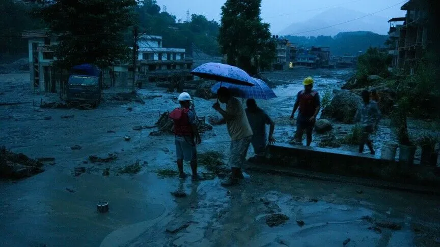 Bocah 8 Tahun Bertemu Ibu di Kathmandu Usai Selamat dari Banjir Nepal dengan Memanjat Pohon