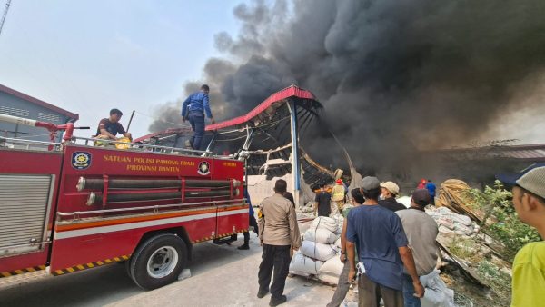 Kebakaran Gudang PT Batik Building Material di Jawilan Serang, 5 Unit Damkar Dikerahkan dan Api Baru Padam Jelang Sore