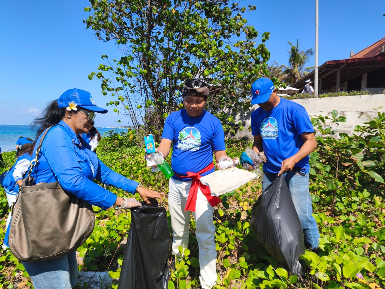 220 Kader Demokrat Bali Bersihkan Sampah di Pantai Goa Lawah dan Jasri Jelang HUT ke-25