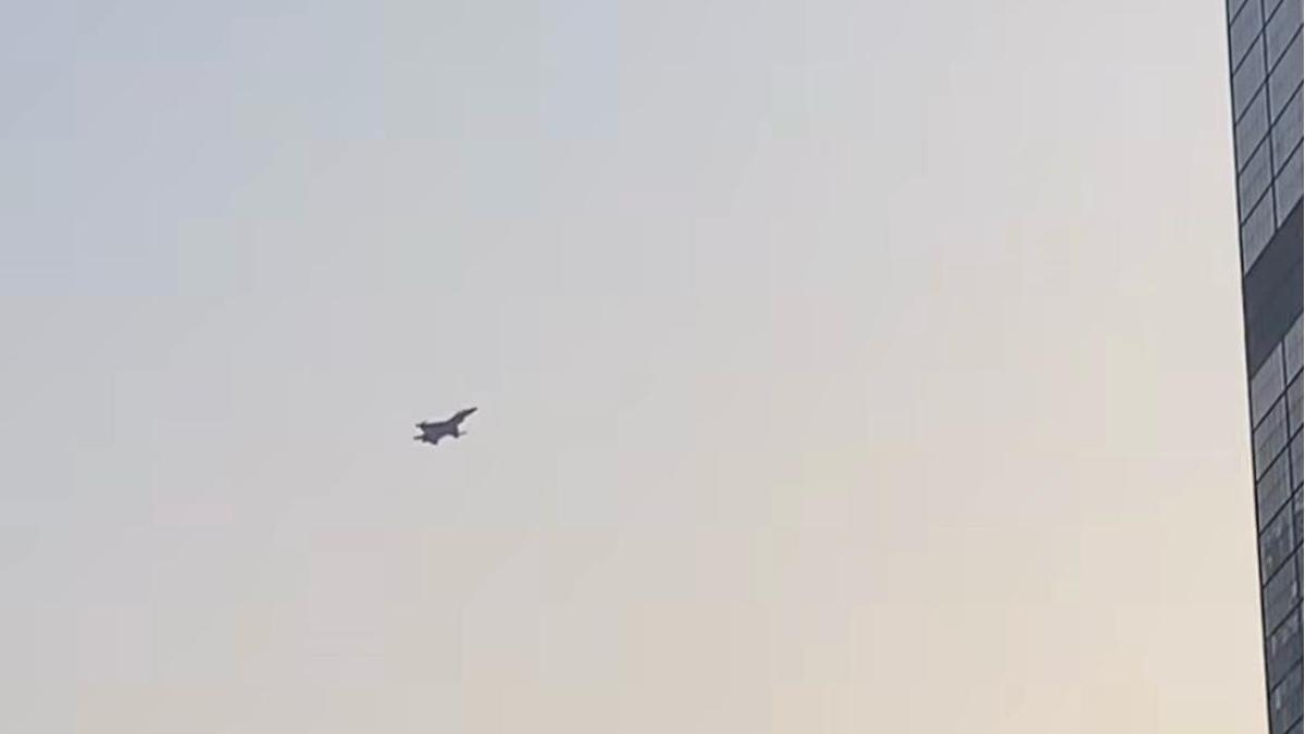 Tiga Jet Tempur F-16 TNI AU Bikin Heboh Langit Jakarta Pagi Ini