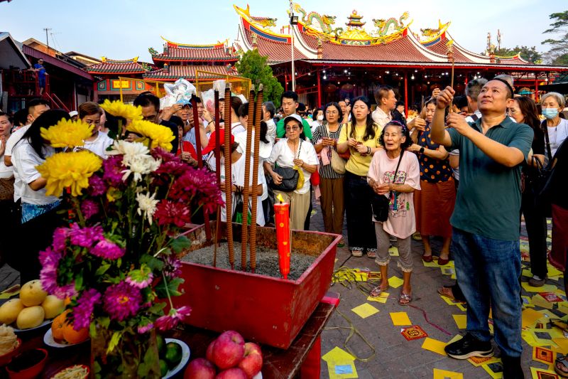 Festival Hantu Lapar di Medan: Ritual Sembahyang Leluhur dan Pembakaran Uang Kertas