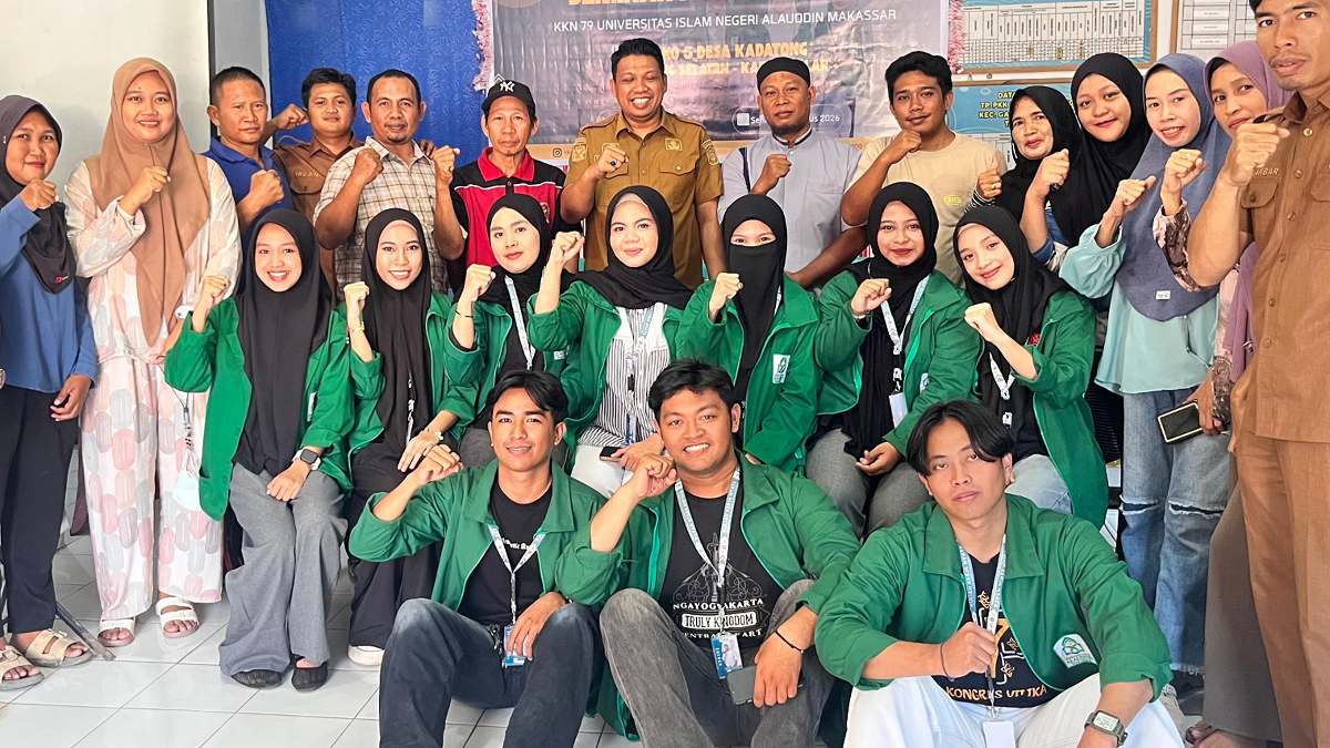 Mahasiswa KKN UIN Alauddin di Takalar Latih Perangkat Desa dan Guru Melek Digital, Dorong UMKM Go Online