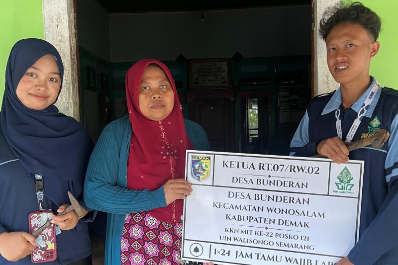 Mahasiswa KKN UIN Walisongo Pasang Plang RT-RW di 14 Titik Desa Bunderan Demak, Bantu Perjelas Identitas Wilayah
