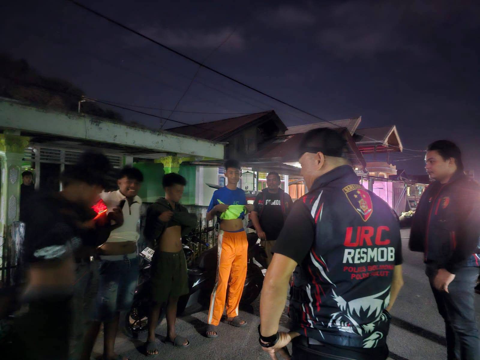 Patroli Cipta Kondisi di Bolmong, Tim URC Resmob Razia Anak Muda dan Edukasi Warga Soal Karhutla