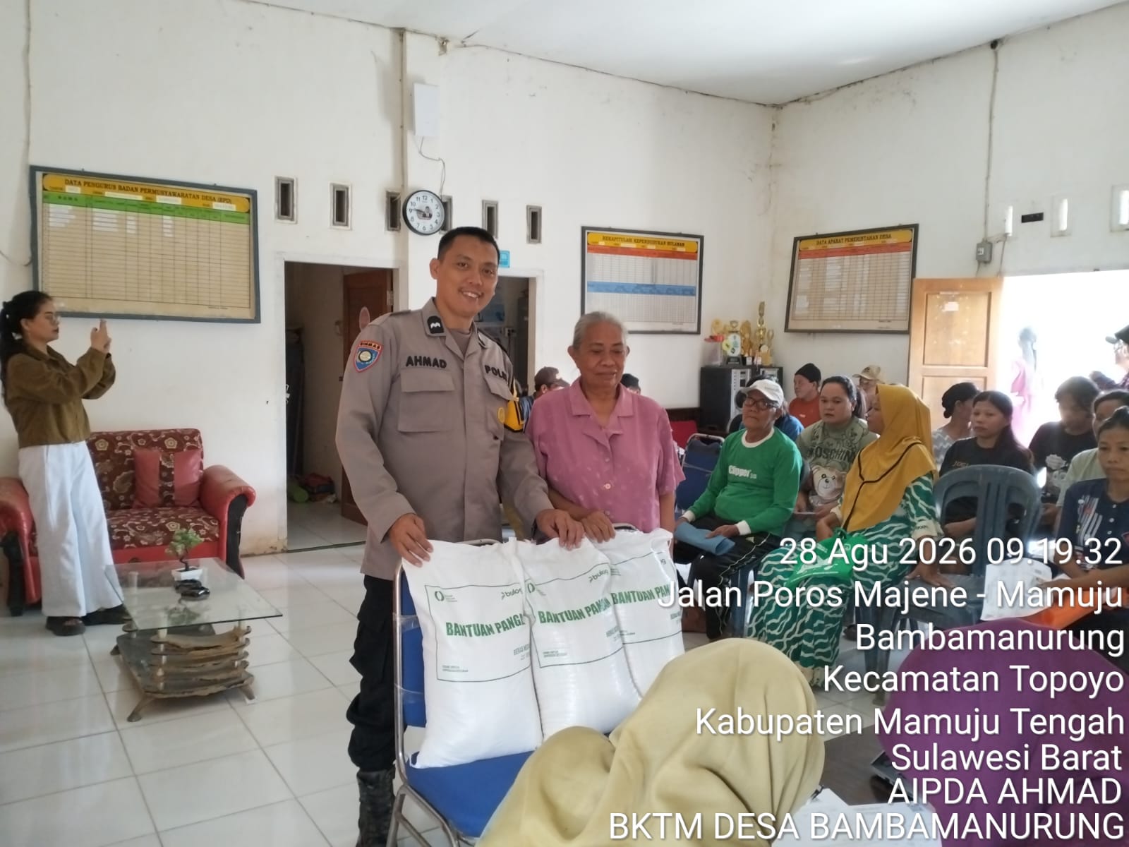 Bhabinkamtibmas Polsek Topoyo Kawal Penyaluran 315 Karung Beras Bantuan Pangan di Desa Bambamanurung, Mamuju Tengah