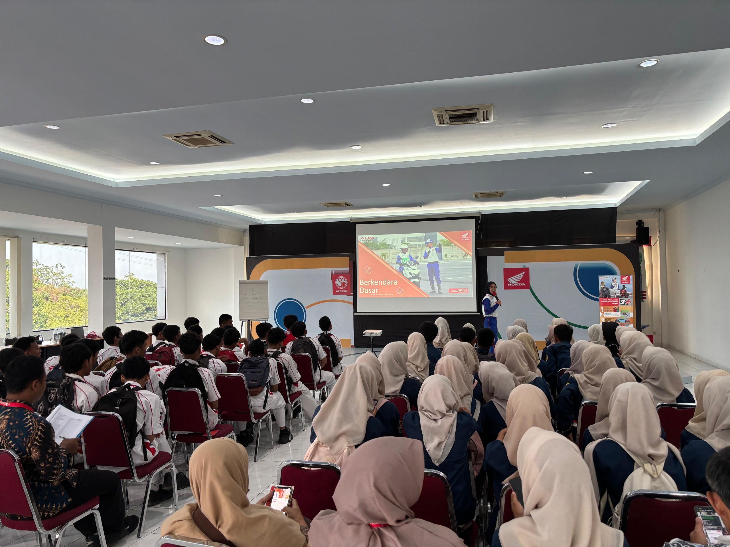 80 Pelajar SMKN 5 Kota Serang Ikut Edukasi Safety Riding Honda Banten, Belajar Teknik Pengereman Kombinasi