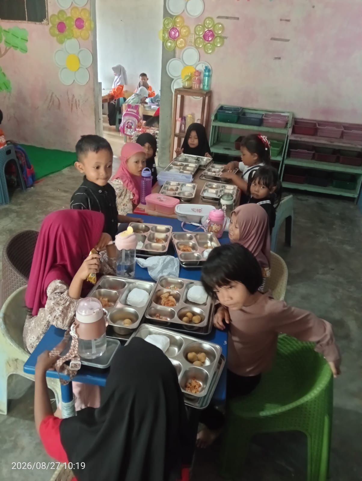 MBG Polresta Deli Serdang Salurkan Ribuan Paket ke Pelajar hingga Ibu Hamil di Lubuk Pakam dan Pantai Labu